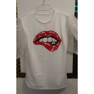 Biting lip tee-shirt